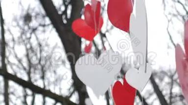 爱心气球在天空背景。 纸红心装饰在秋园.. 情人节概念